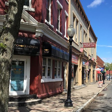Welcome To Hat City Danbury, A Suburban Retreat Extérieur photo