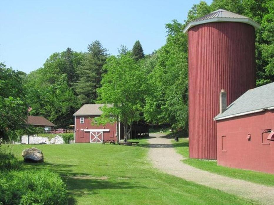 Welcome To Hat City Danbury, A Suburban Retreat Extérieur photo