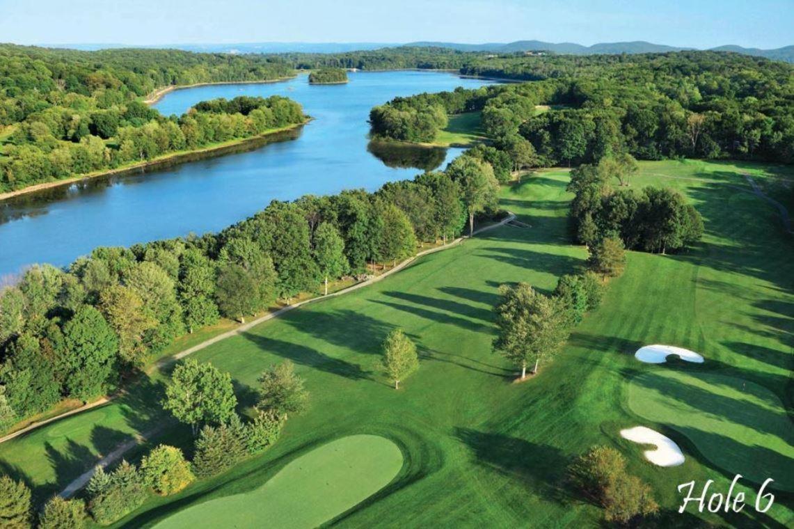 Welcome To Hat City Danbury, A Suburban Retreat Extérieur photo