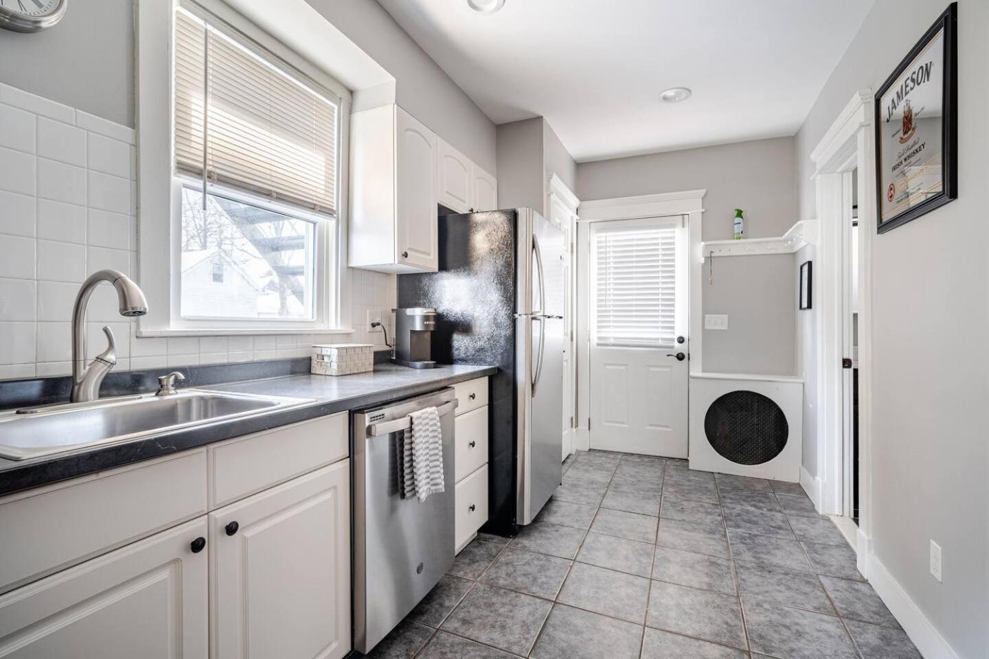 Welcome To Hat City Danbury, A Suburban Retreat Extérieur photo