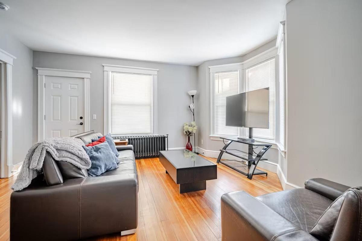 Welcome To Hat City Danbury, A Suburban Retreat Extérieur photo