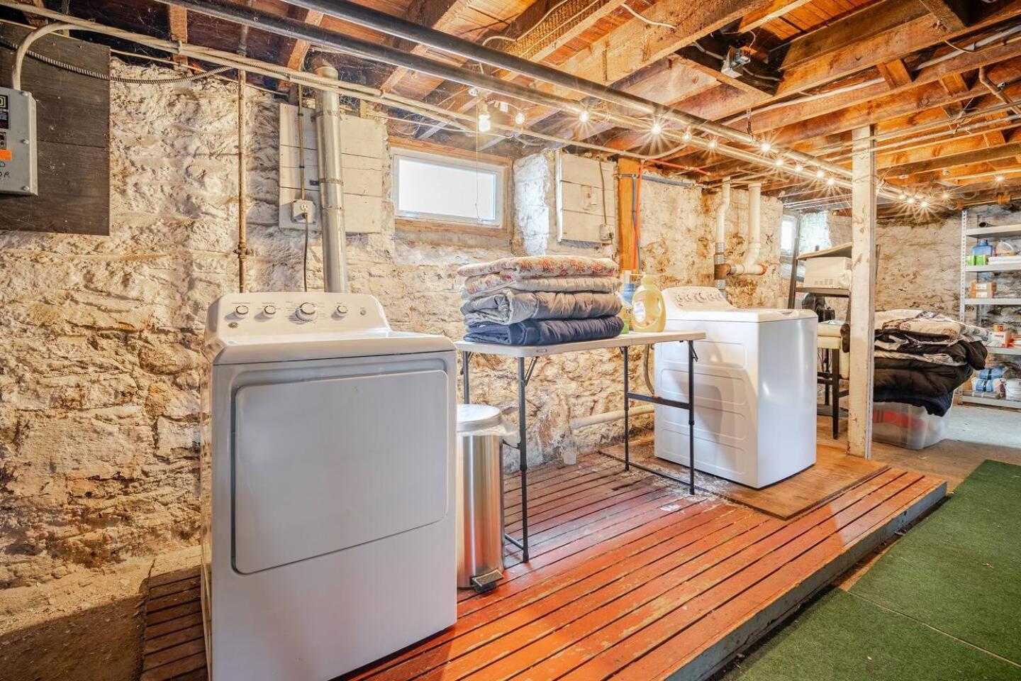 Welcome To Hat City Danbury, A Suburban Retreat Extérieur photo