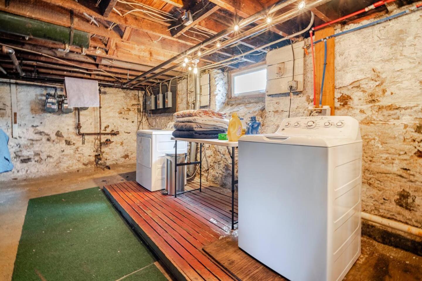 Welcome To Hat City Danbury, A Suburban Retreat Extérieur photo